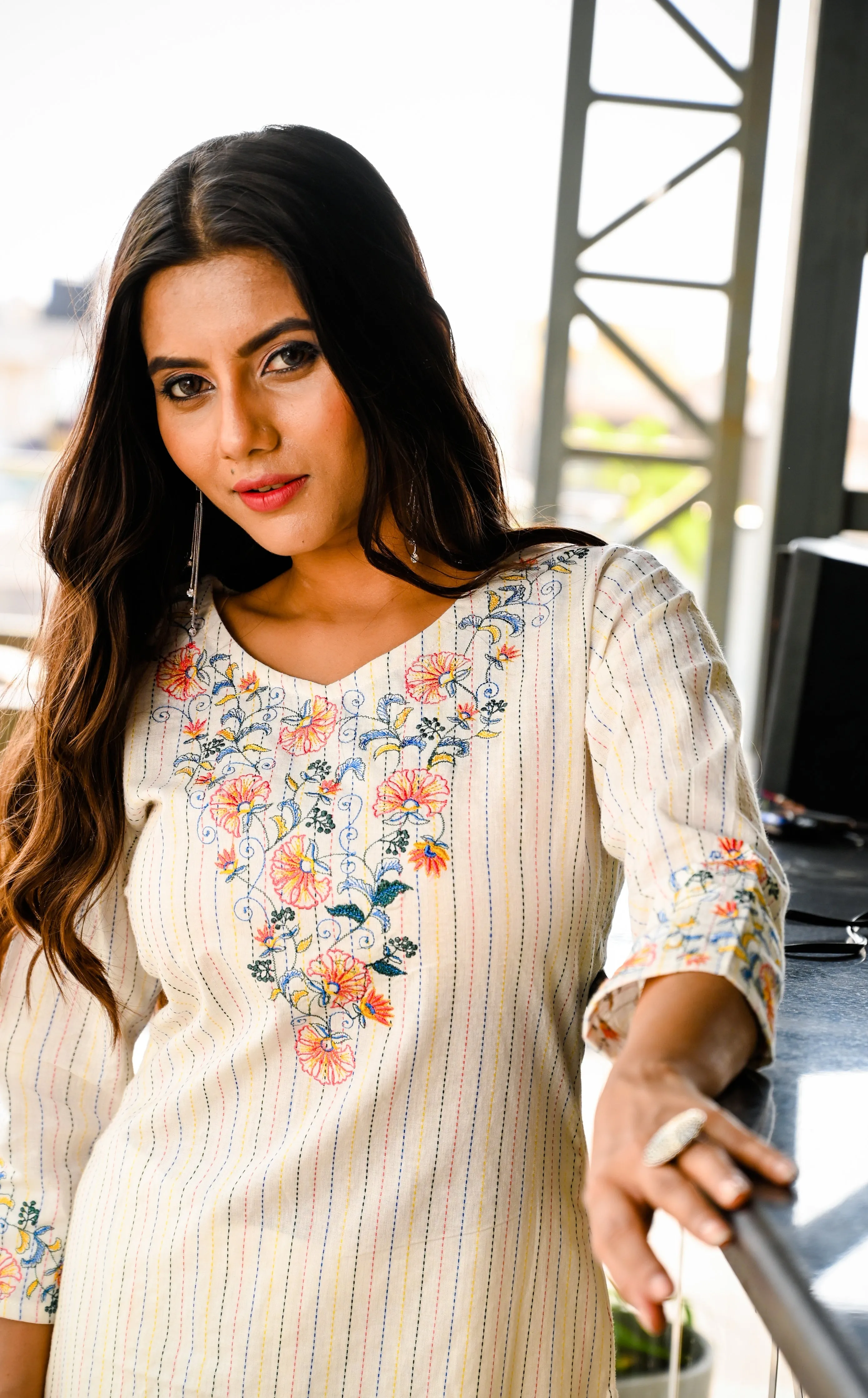 Women Offwhite Staright Kurta