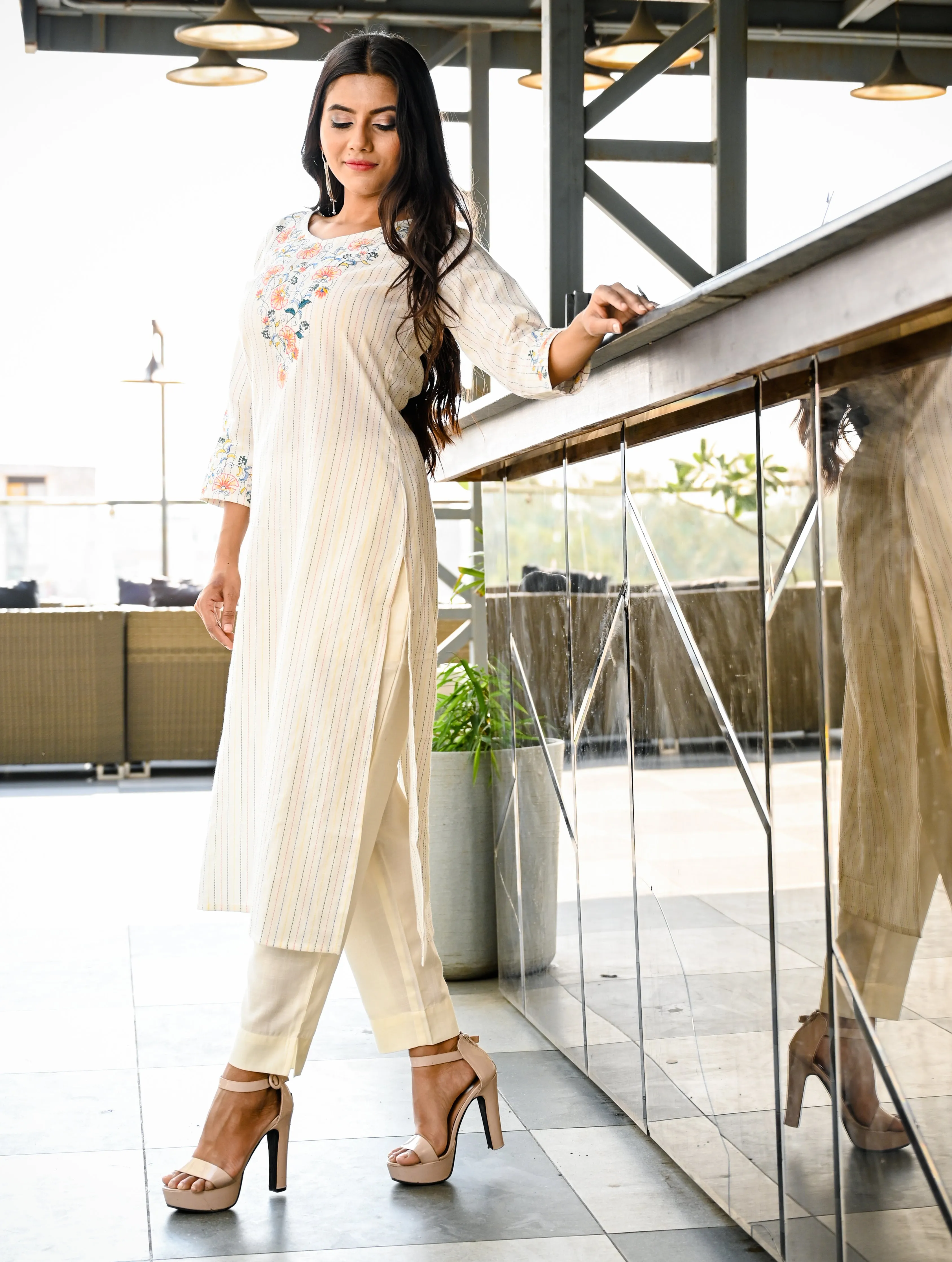 Women Offwhite Staright Kurta